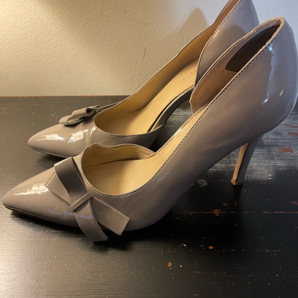 Nine West patent leather gray high heel. Use but good condition.